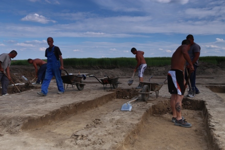 Az ásatási munkások kutatóárkokat ásnak oda, ahol a kevert talajban nem rajzolódtak ki régészeti objektumok foltjai. Így győződhet meg a régész arról, hogy semmilyen leletet vagy jelenséget sem hagynak hátra az útépítés áldozatául.